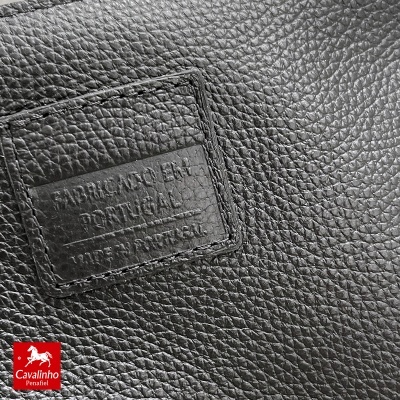 Pele preta granulada com etiqueta costurada e logótipo Cavalinho Penafiel