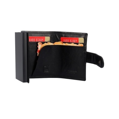 Carteira preta de couro aberta com cartões e um objeto dentro, sobre fundo branco.