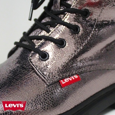 Botim metálico prateado com etiqueta Levi's vermelha