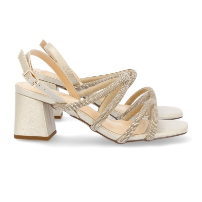 Sandálias douradas com salto e tiras entrelaçadas brilhantes