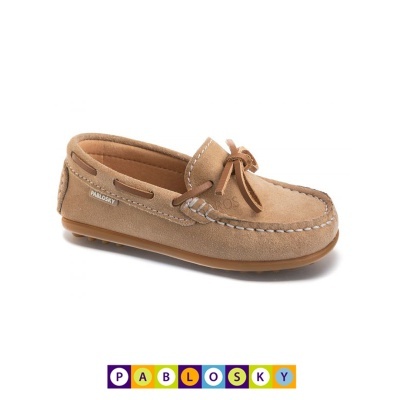 Mocassim infantil bege em camurça com laço frontal e etiqueta PABLOSKY