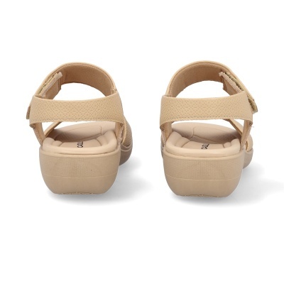 Sandálias abertas bege com velcro e salto baixo