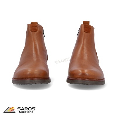 Botins de couro castanho com fecho lateral em fundo branco