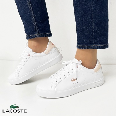 Ténis brancos Lacoste com logótipo crocodilo rosa metálico e detalhes bege.