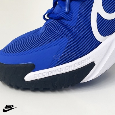 Sapatilha desportiva Nike azul com branco e preto em fundo branco