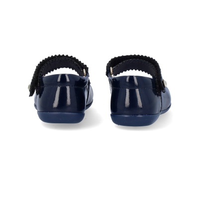 Sapatos infantis azuis com tiras de velcro negras