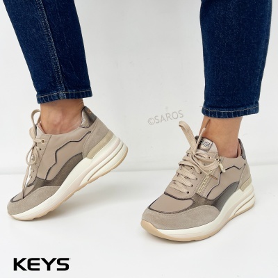 Sapatilhas desportivas bege com zíper lateral e sola branca em fundo branco