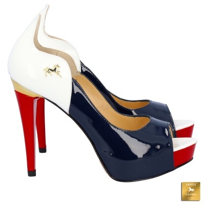 Sapatos de salto alto em verniz azul, branco e vermelho com detalhe metálico