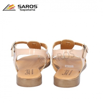 Sandálias femininas bege claro com fivela prateada e sola plana