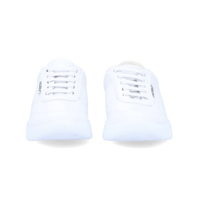 Par de sapatilhas brancas com atacadores e sola espessa