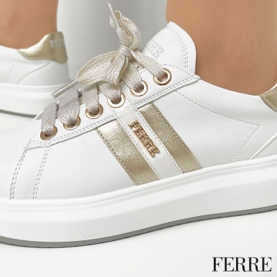 Tênis branco com detalhes dourados e atacadores prateados, detalhe FERRE em metal