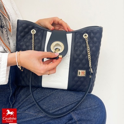 Mala azul marinho e branca acolchoada com detalhes dourados e logótipo Cavalinho.