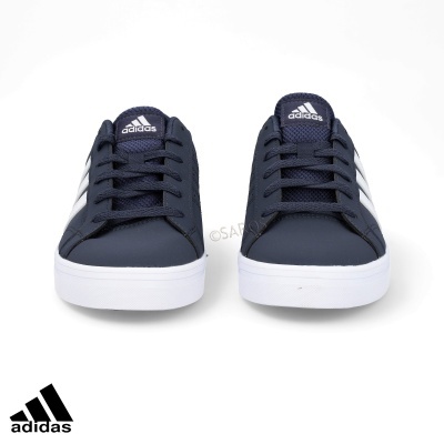 Par de sapatilhas azuis Adidas com sola branca e logo branco