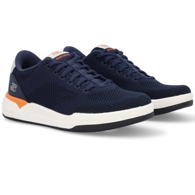 Ténis Skechers malha azul escuro com sola branca, detalhes laranja e preta
