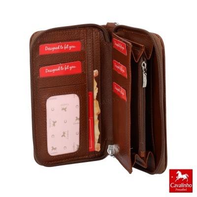 Carteira castanha em pele aberta com vários compartimentos e etiquetas vermelhas
