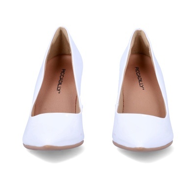Sapatos de salto alto brancos em verniz com interior castanho e marca PICCADILLY