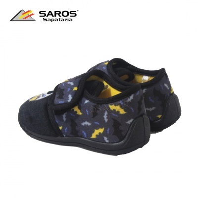 Sapatilhas infantis SAROS com padrão de morcegos preto azul amarelo e fecho velcro