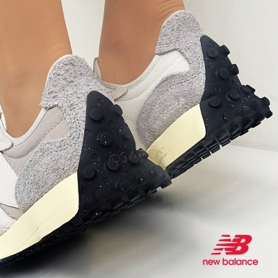 Ténis New Balance em tons cinza e branco com sola preta texturada