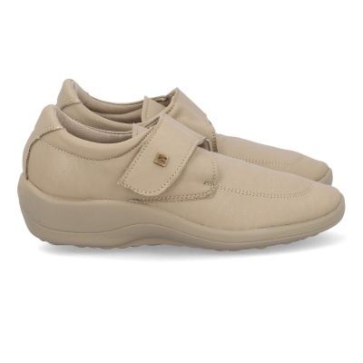 Sapatos bege claro com fecho em velcro