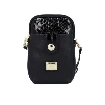 Bolsa pequena preta com padrão de pele na parte superior e fecho dourado