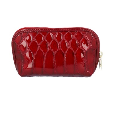 Carteira vermelha em pele com textura de escamas