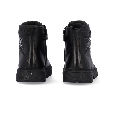 Botas pretas com detalhe em padrão animal print cinza e preto, vista traseira