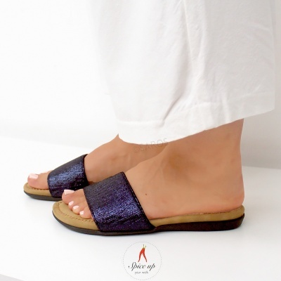 Sandálias slide roxas brilhantes com sola castanha clara