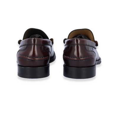 Par de sapatos castanhos de couro vistos de trás