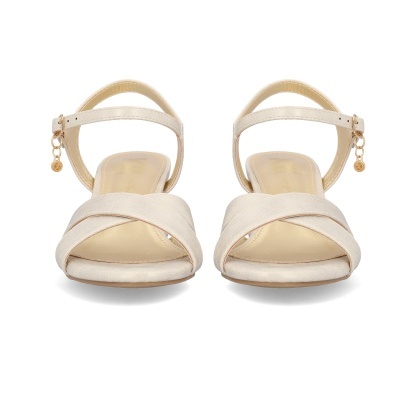 Sandálias brancas com tiras cruzadas e fivela ajustável com pendente