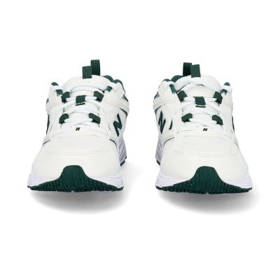 Ténis desportivos brancos com detalhes verdes e logótipo N