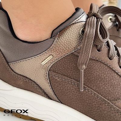 Tênis desportivo castanho Geox com texturas em pele e tecido, atacadores castanhos e sola branca