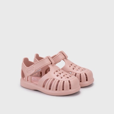 Sandálias de plástico rosa claro com tira ajustável e design entrelaçado