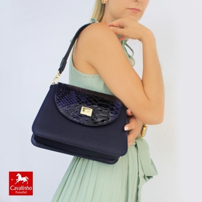 Mala azul escuro com aba texturizada e fecho dourado