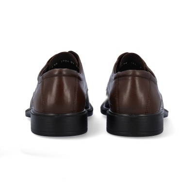 Sapatos castanhos de couro vistos por trás com sola preta