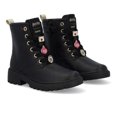 Botas pretas estilo combate com atacadores e pendentes decorativos para criança