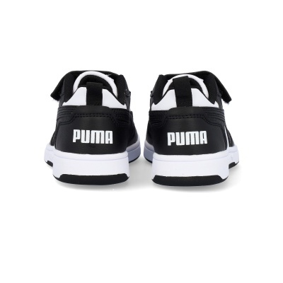 Ténis desportivos PUMA pretos e brancos vistos de trás