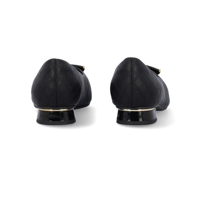 Par de sapatilhas pretas texturizadas com salto baixo e detalhe dourado