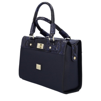 Mala de senhora azul escura com detalhes em padrão pele de cobra e fecho metálico