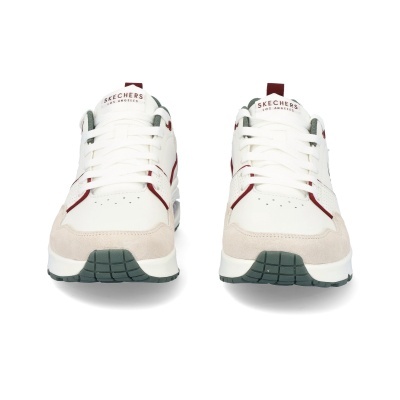 Par de sapatilhas brancas Skechers com detalhes vermelhos e bege