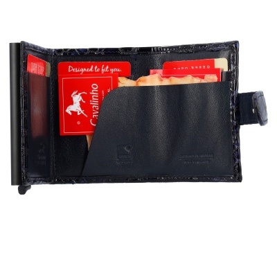 Carteira preta em pele com textura tipo crocodilo e cartões vermelhos