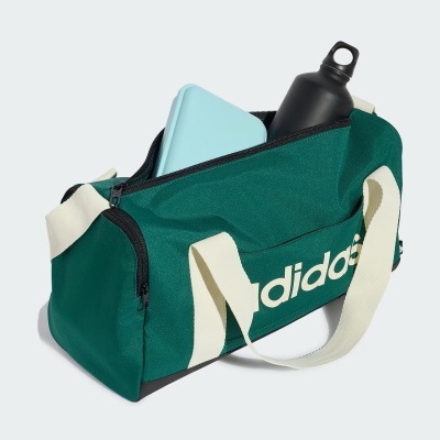 Mala desportiva verde com alças brancas e objetos dentro