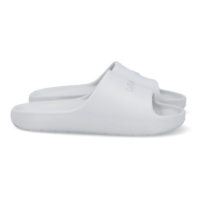 Chinelos brancos de borracha ou EVA com sola lisa e marca Relax em relevo.