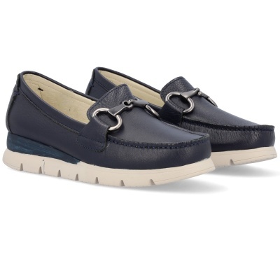 Sapatos mocassim de pele azul com sola branca e detalhe metálico