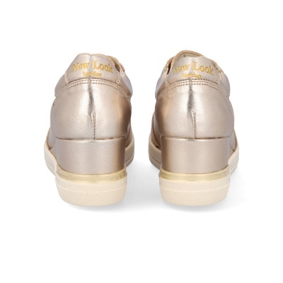 Sapatilhas douradas New Look vistas de trás