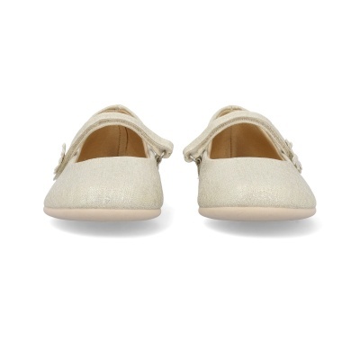 Sapatos de menina bege com tira e flor em tecido brilhante