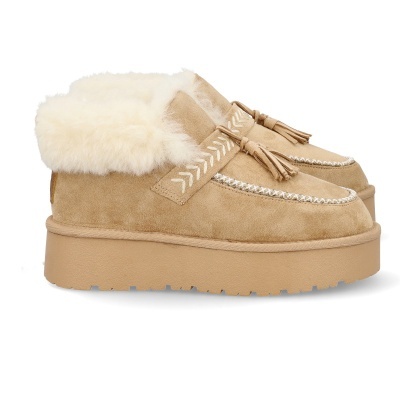 Sapatos bege de camurça com pelo branco e sola alta