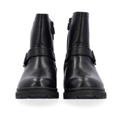 Botas pretas em pele com fivela e fecho