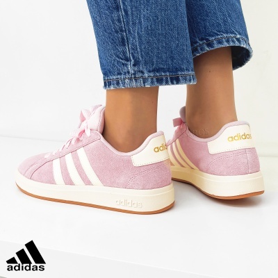 Ténis Adidas rosa em camurça com riscas brancas e sola branca