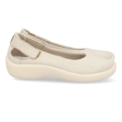 Sapatos bege com padrão branco e fecho em velcro