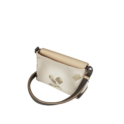 Mala de mão bege com padrão abstrato e alça castanha